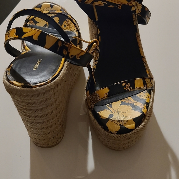 NEW AUTHENTIC VERSACE SHOES / SANDALS - Picture 3 of 7